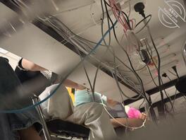 偷拍大一学妹美腿和玉足，感兴趣的话评论多拍0