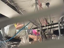 偷拍大一学妹美腿和玉足，感兴趣的话评论多拍1