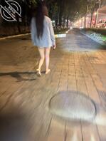路上偷拍    裙子缠到车轮子不得已把裙子脱了1