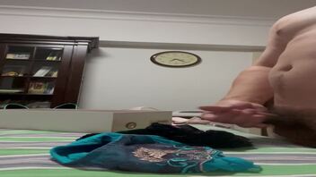 在美熟女丈母娘的床上撸射原味丝袜内裤胸罩高跟鞋 