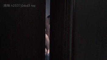 绿帽男在门口看着自己老婆被干