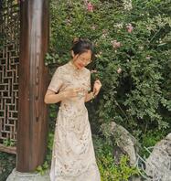 想操高挑可爱的旗袍女同学，身材匀称可人，真不知道已经被谁开发享用过了0