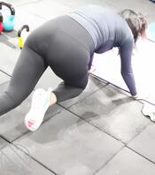 前几年偷拍朋友的老婆练瑜伽！各位有何想法提出来0