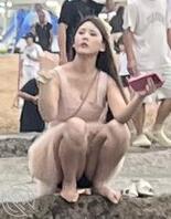 海边偷拍到美女裆部