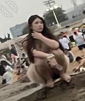 海边偷拍到美女裆部1