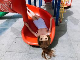 就喜欢把逼露出来---小姐姐公园内大胆露出，背后的大爷是没眼福看了2