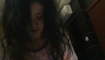 我妈昨天一晚上没回家。趁她不注意我翻她手机在图库里面找到了她做爱的视频。