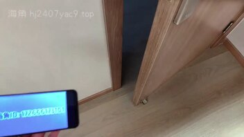 20. 趁着乖女儿边打电话边摸她，发情了就直接开操（原创）