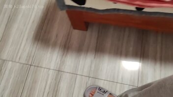 (原创视频)：干妈被射完后，夹着精液回去给她老公做饭