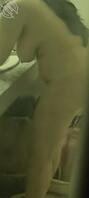 偷拍邻居少妇洗澡，这胸型绝了，把你拍的发出来看看。1