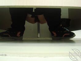 厕拍眼镜小萝莉1