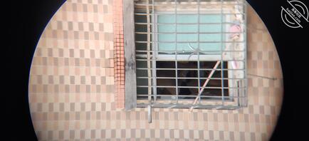 偷拍对面出租屋少妇早上起床换衣服