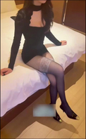老婆穿上单男自带的情趣衣服和黑丝高跟伺候单男，单男兴奋完了都