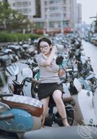 女友喜欢露着b在路边吃泡面0