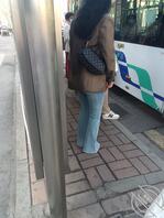 路边公交车站偷拍，这腿这身形有喜欢的吗？留下评论2