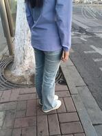 路边公交车站偷拍，这腿这身形有喜欢的吗？留下评论