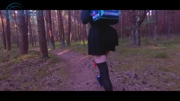 在小树林里面操萝莉女儿