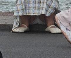 街拍美女穿着裙子坐在路边走光露出裙底可爱内裤