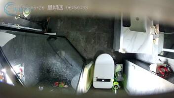 丈母娘早上起床尿尿。