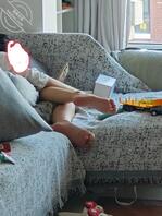 天天看着小姨子的骚脚打飞机  受不了了1