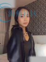 人妖撸射并喝掉自己的精华液