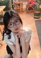 家里没人，把小姨子穿过的白丝袜全拿来保养保养0