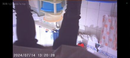 本来打算偷拍小姨子的，她却愣是不上厕所，结果偷拍到丈母娘了