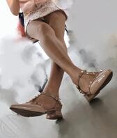 桌底偷拍师范骚货女大学生铆钉鞋1