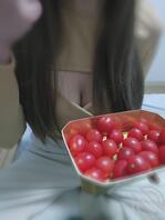 与侄女相谈甚欢之余 侄女的巨乳让我有生理反应 真想摸摸巨乳啊2