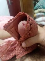 (5)今晚妈妈不在家,脑子乱乱的,翻出来妈妈的内裤打飞机。1