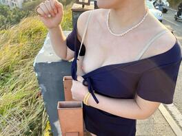 白白嫩嫩的人妻户外漏奶
