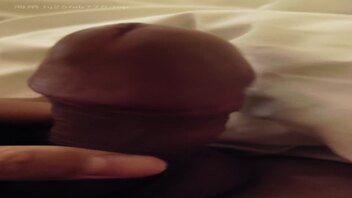 绿帽夫妻，骚逼们，大龟头现在又是硬梆梆的，谁要舔一下马上射给你！