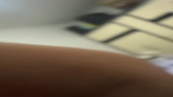 骚B女友现在越来越骚了，想别的男人给她舔逼