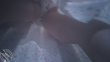 原创抄底：两次遇到同一少妇 爱穿长裙又如何2