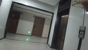 【原创偷拍】：在成都酒吧约了一个丰满少妇，去她家里把她给操了
