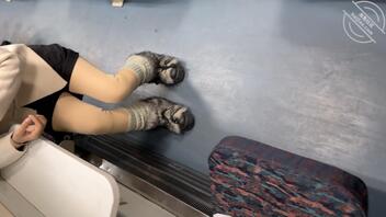 在火车上看见个骚货，准备一会拿她袜子打胶1