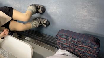 在火车上看见个骚货，准备一会拿她袜子打胶