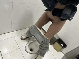 小媳妇调教地铁卫生间露出2