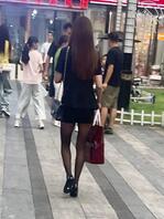 偶遇两个极品包臀丝袜高跟骚货2