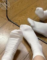 （白袜女大）哥哥想看的 我穿的白袜性感照片。0