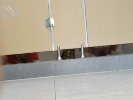 原创！！偷拍加油站，工作人员上厕所，老阿姨阴毛都剃了！第2贴1