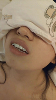 绿帽把老婆眼睛蒙起来，让单男进入房间和老婆享受。不料单男太紧张，第一