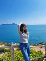 好想扒开紧身牛仔裤狠狠的从后面干小骚逼。捏她的奶子。0