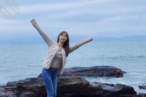 好想扒开紧身牛仔裤狠狠的从后面干小骚逼。捏她的奶子。1