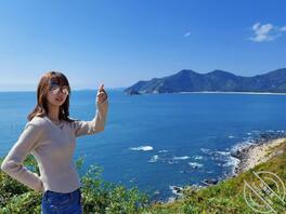 好想扒开紧身牛仔裤狠狠的从后面干小骚逼。捏她的奶子。2