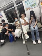 地铁上白裙妹子骚白袜，好想射她一脚