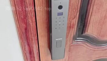 淫姐开门自慰勾引弟弟，隔壁就是姐夫的父母，被弟弟爆操大胆叫给他们听。