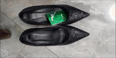 用高跟鞋插妈妈贱逼插出水再插进屁眼，用臭脚趾放进妈妈贱逼屁里搅动喂她嘴里2