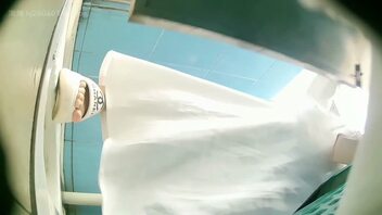 厕所偷拍，原创厕拍前拍，来姨妈的妹子