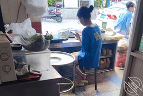 偷拍卖早点的小妹妹，白嫩的大腿和玉足看上去就很香。（六）2